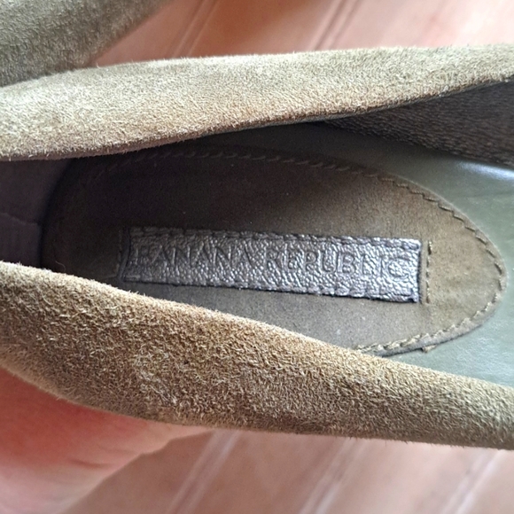 Banana Republic "Union" Dark Olive Green Suede Leather Platform Block Heel Pumps - Picture 4 of 12